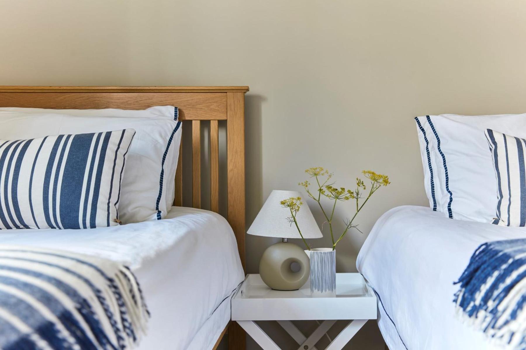 Bosun Cottage - Boutique Retreat On The Beach Діл Екстер'єр фото